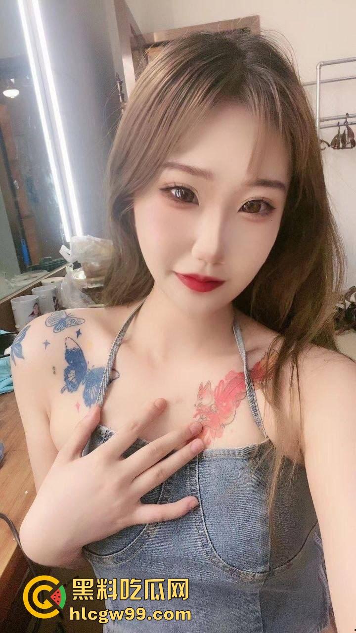 舌钉纹身女大学生【孙丘杉】双手捆绑皮鞭抽她，骚逼后入爆操还深喉口交，性欲强得像母狗，颜值还他妈挺勾人！  第1张