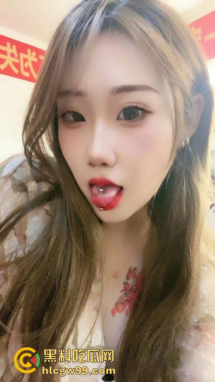 舌钉纹身女大学生【孙丘杉】双手捆绑皮鞭抽她，骚逼后入爆操还深喉口交，性欲强得像母狗，颜值还他妈挺勾人！  第2张