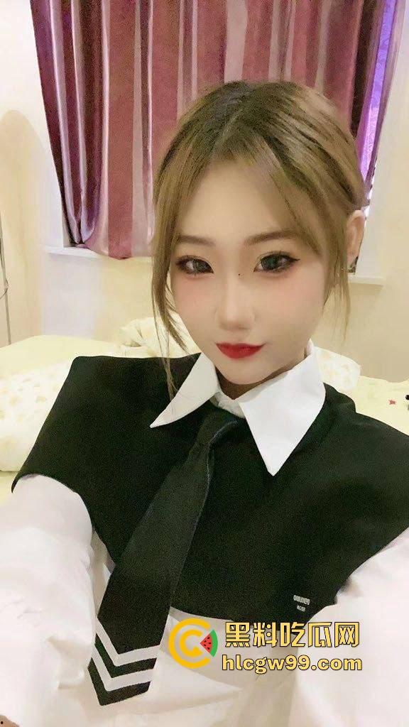 舌钉纹身女大学生【孙丘杉】双手捆绑皮鞭抽她，骚逼后入爆操还深喉口交，性欲强得像母狗，颜值还他妈挺勾人！  第5张