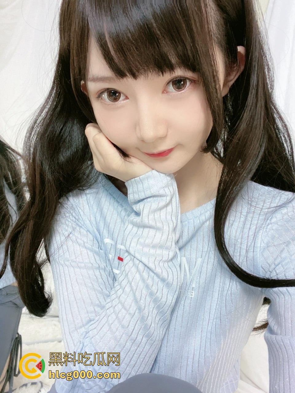 还得是黄毛呀！深夜带女友看电影，边看电影边吸奶，肆无忌惮地吸吮乳头，这女的身材真不错！  第1张