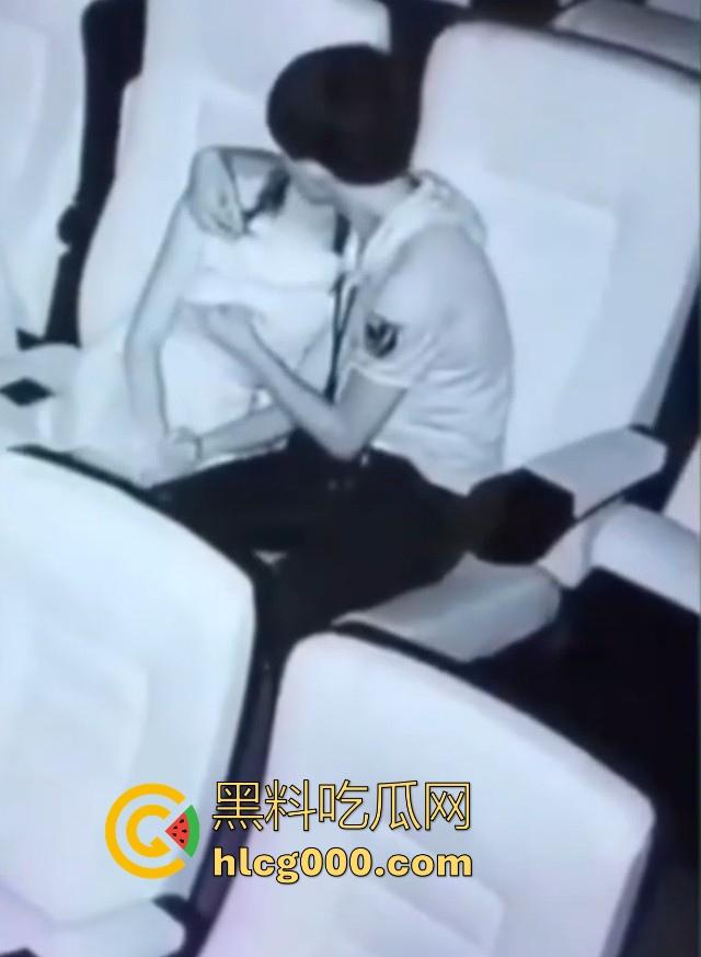 还得是黄毛呀！深夜带女友看电影，边看电影边吸奶，肆无忌惮地吸吮乳头，这女的身材真不错！  第3张