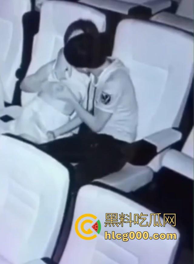 还得是黄毛呀！深夜带女友看电影，边看电影边吸奶，肆无忌惮地吸吮乳头，这女的身材真不错！  第6张