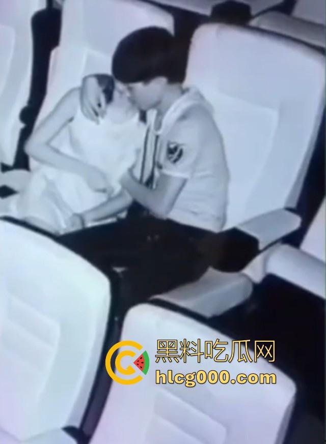 还得是黄毛呀！深夜带女友看电影，边看电影边吸奶，肆无忌惮地吸吮乳头，这女的身材真不错！  第7张