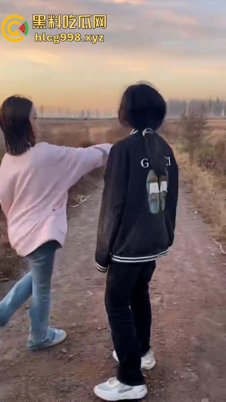 山西女生野外遭7人围殴 视频曝光长达5分钟打骂虐待 真是一群畜生！  第3张