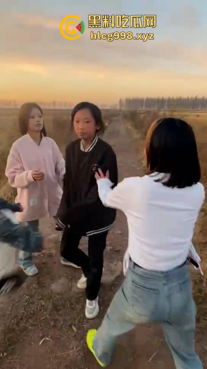 山西女生野外遭7人围殴 视频曝光长达5分钟打骂虐待 真是一群畜生！  第5张