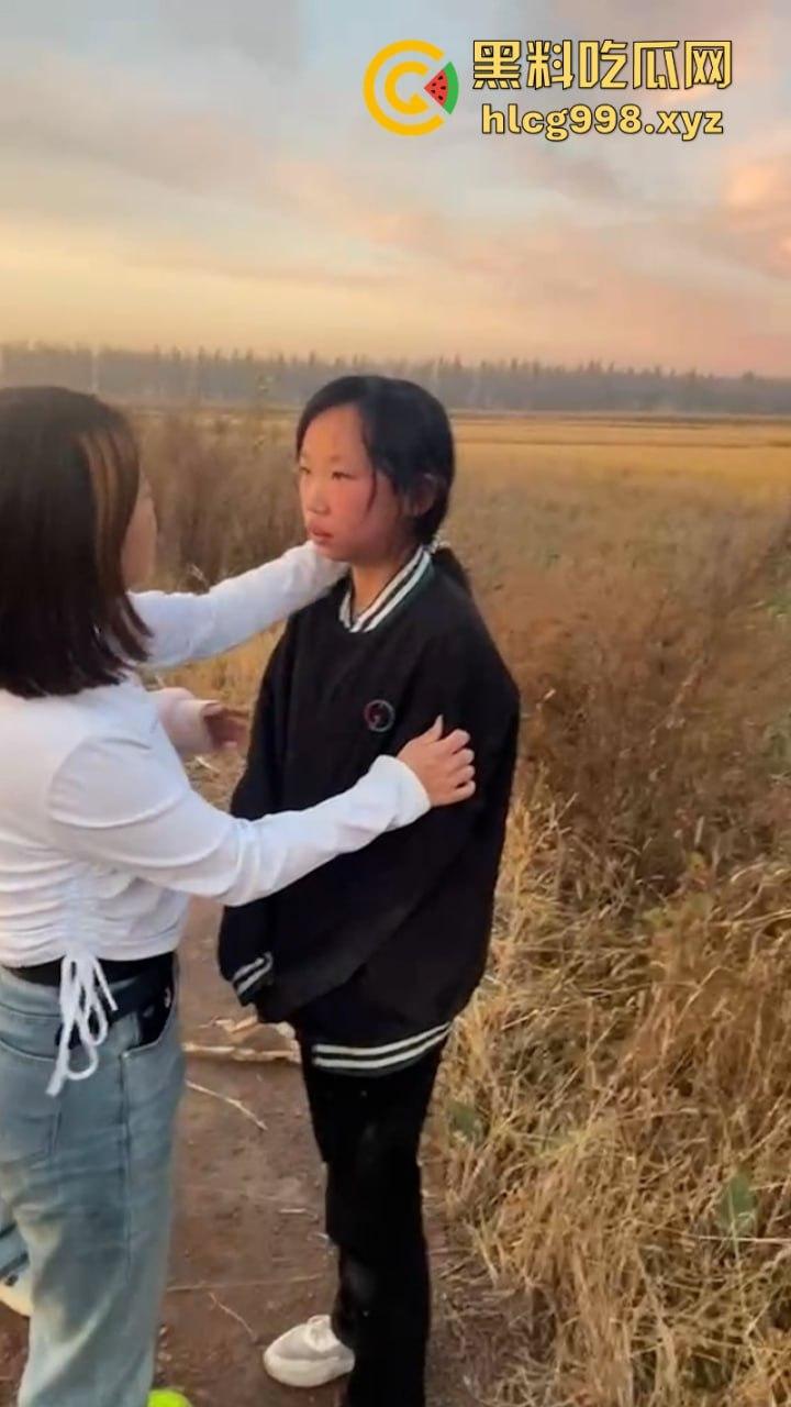 山西女生野外遭7人围殴 视频曝光长达5分钟打骂虐待 真是一群畜生！  第6张