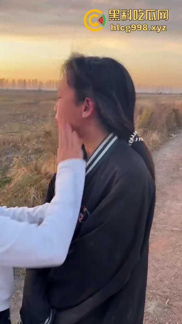 山西女生野外遭7人围殴 视频曝光长达5分钟打骂虐待 真是一群畜生！  第7张