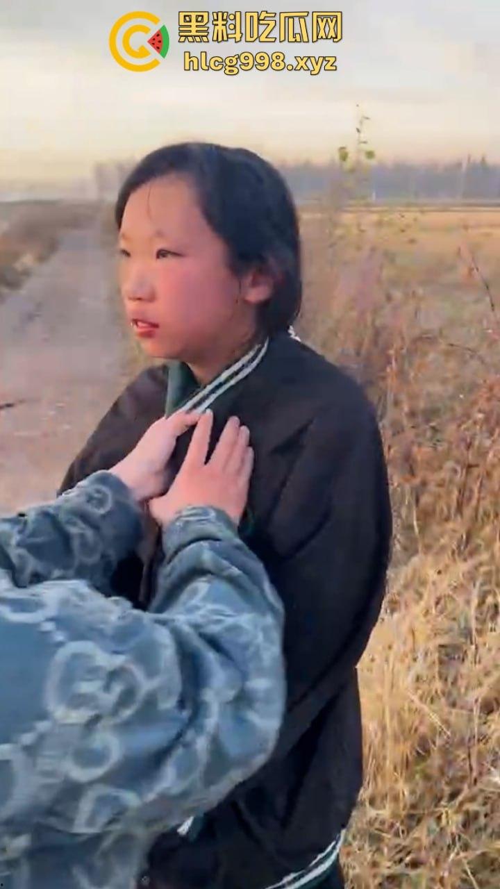 山西女生野外遭7人围殴 视频曝光长达5分钟打骂虐待 真是一群畜生！  第8张