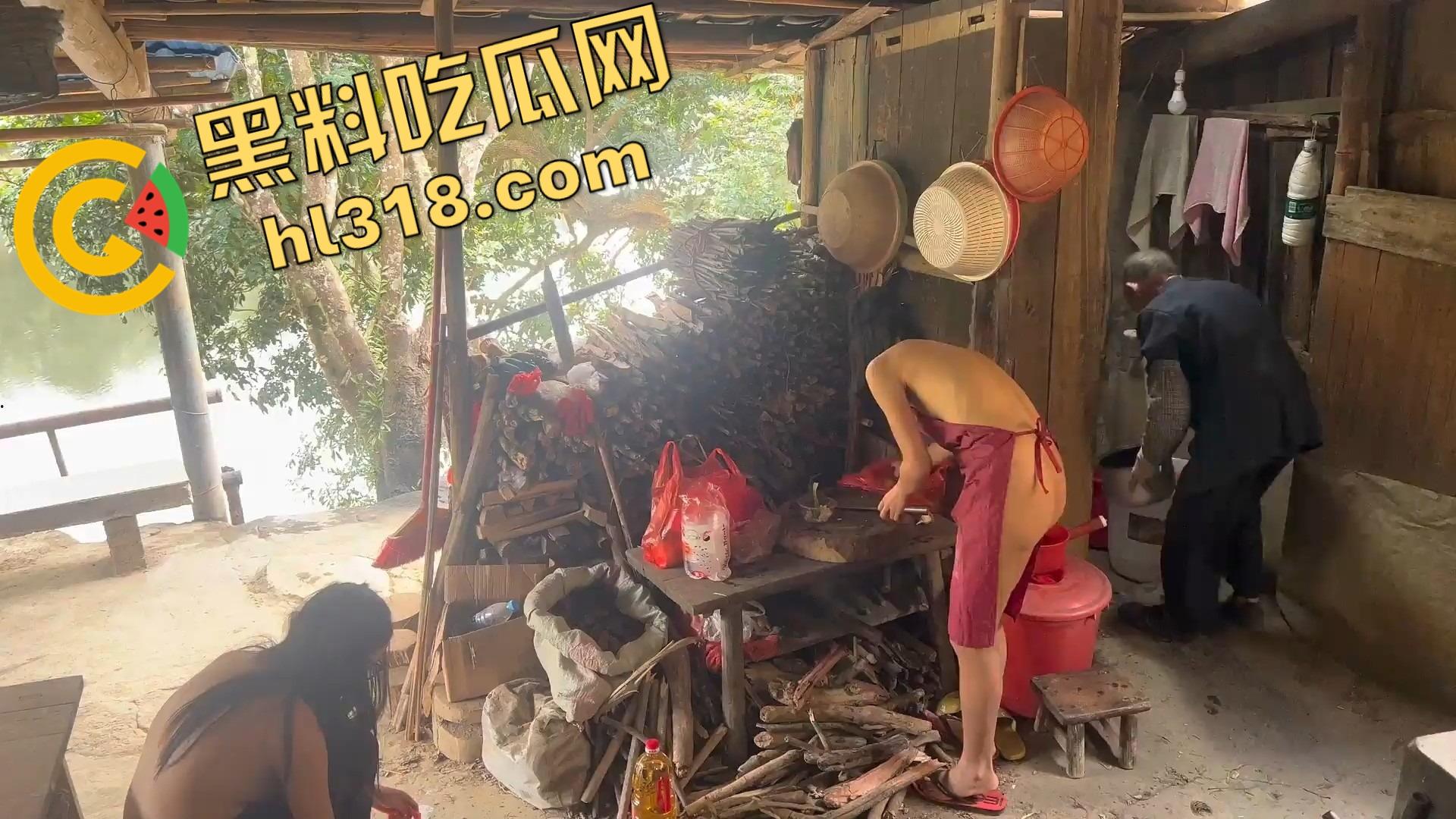 露出天花板御姐『cikaimoon』携闺蜜全裸下乡，裸乳肥臀给大爷做饭送温暖，大爷饭没吃奶吃饱！  第6张