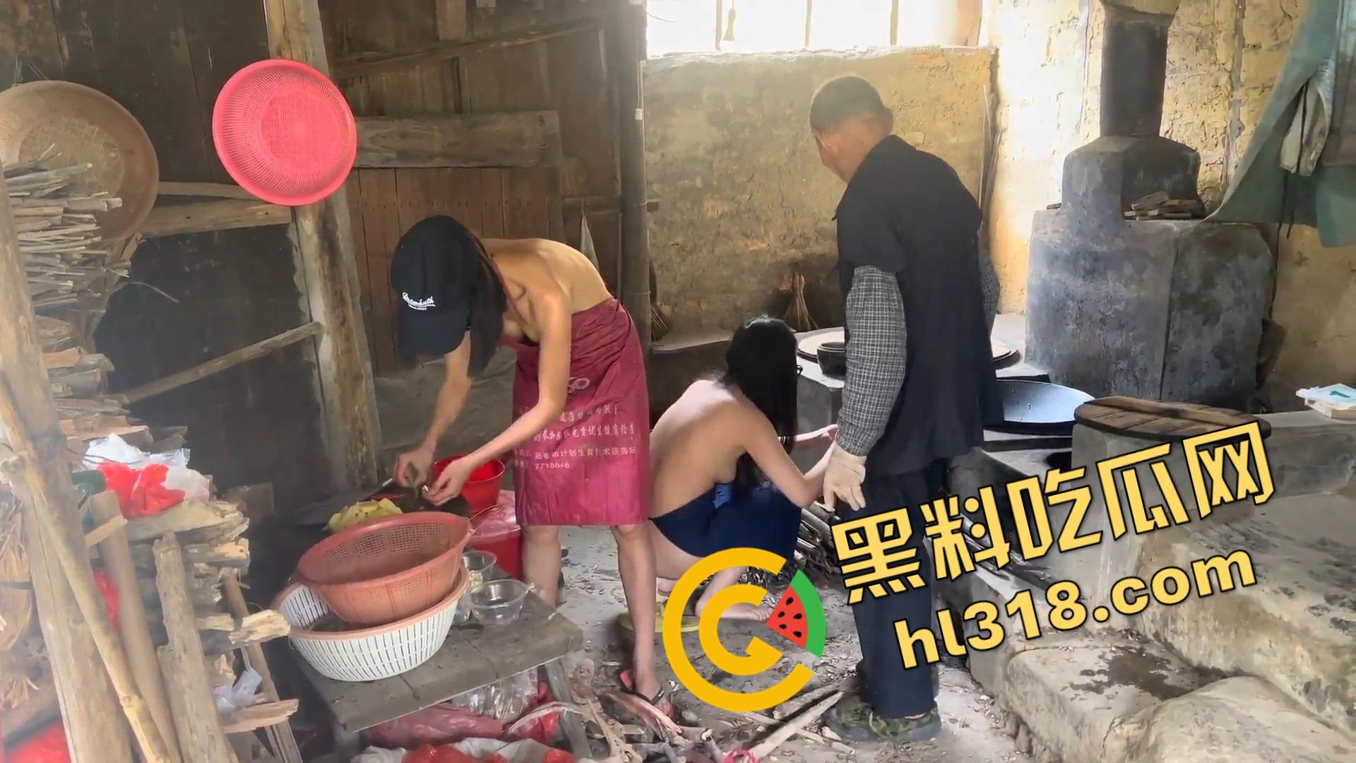 露出天花板御姐『cikaimoon』携闺蜜全裸下乡，裸乳肥臀给大爷做饭送温暖，大爷饭没吃奶吃饱！  第9张