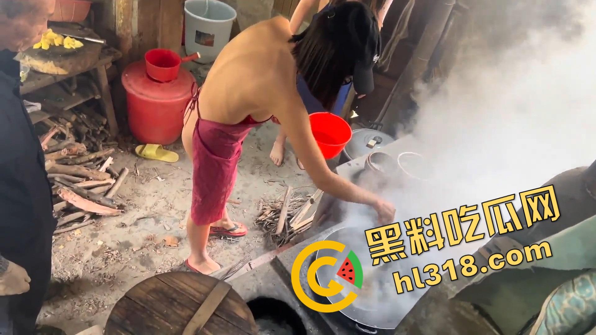 露出天花板御姐『cikaimoon』携闺蜜全裸下乡，裸乳肥臀给大爷做饭送温暖，大爷饭没吃奶吃饱！  第10张