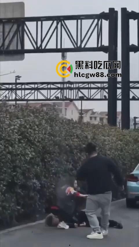 上海逆天伦理大戏，儿子路虎别车美式截停母亲宝马，逮住姘头就是一顿爆锤，现场爆踩老头直接被抬走！  第5张