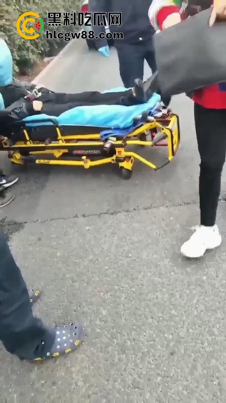 上海逆天伦理大戏，儿子路虎别车美式截停母亲宝马，逮住姘头就是一顿爆锤，现场爆踩老头直接被抬走！  第6张