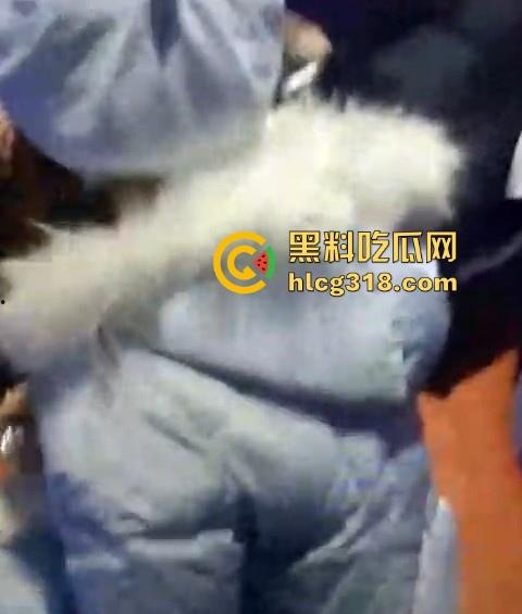 机智小哥玩街射白丝美女！酝酿许久趁其不备掏枪就射 胆大吃四方 男主真刺激！  第1张