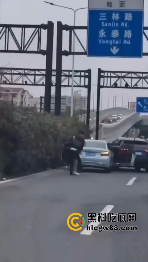 上海逆天伦理大戏，儿子路虎别车美式截停母亲宝马，逮住姘头就是一顿爆锤，现场爆踩老头直接被抬走！  第8张