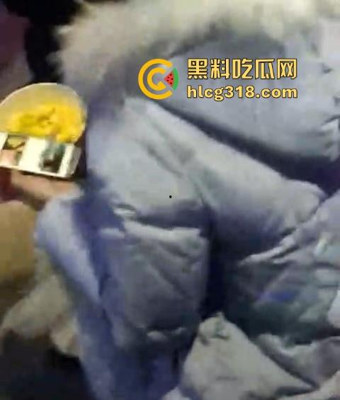 机智小哥玩街射白丝美女！酝酿许久趁其不备掏枪就射 胆大吃四方 男主真刺激！  第2张