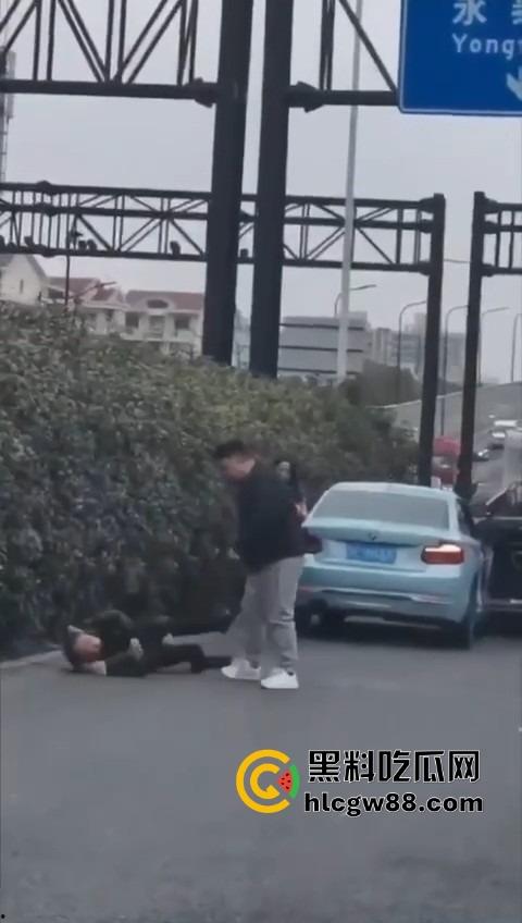 上海逆天伦理大戏，儿子路虎别车美式截停母亲宝马，逮住姘头就是一顿爆锤，现场爆踩老头直接被抬走！  第9张