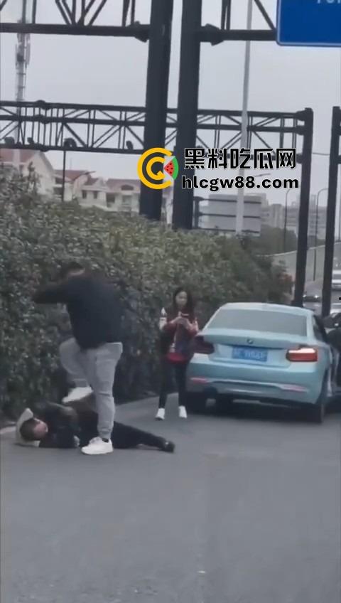上海逆天伦理大戏，儿子路虎别车美式截停母亲宝马，逮住姘头就是一顿爆锤，现场爆踩老头直接被抬走！  第10张