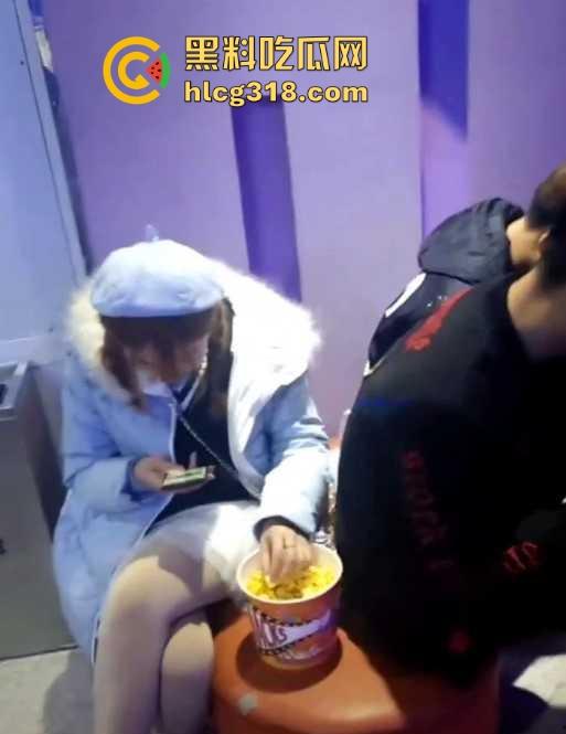 机智小哥玩街射白丝美女！酝酿许久趁其不备掏枪就射 胆大吃四方 男主真刺激！  第4张