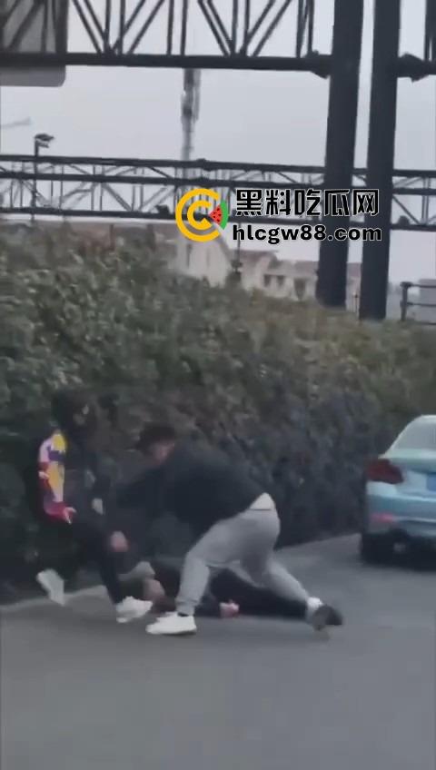 上海逆天伦理大戏，儿子路虎别车美式截停母亲宝马，逮住姘头就是一顿爆锤，现场爆踩老头直接被抬走！  第11张