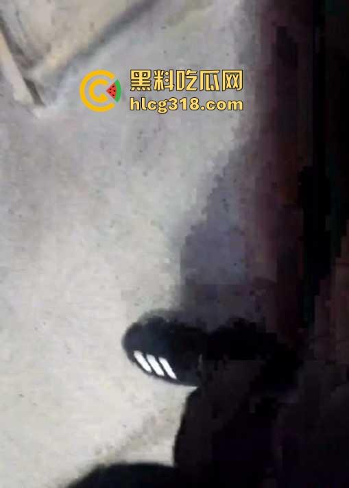 机智小哥玩街射白丝美女！酝酿许久趁其不备掏枪就射 胆大吃四方 男主真刺激！  第5张