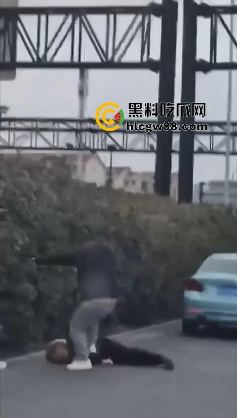 上海逆天伦理大戏，儿子路虎别车美式截停母亲宝马，逮住姘头就是一顿爆锤，现场爆踩老头直接被抬走！  第12张