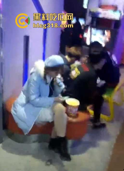 机智小哥玩街射白丝美女！酝酿许久趁其不备掏枪就射 胆大吃四方 男主真刺激！  第6张