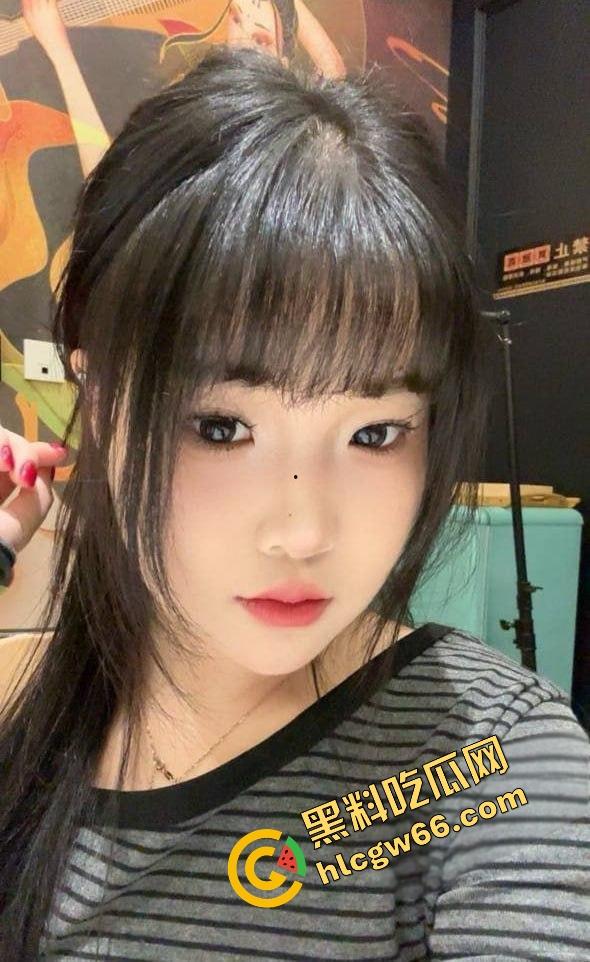 江西04年嫩妹【王诗齐】清纯校花变精桶婊，警服SM滴蜡嫩洞喷浆，大屌爆操屁股撞烂，性瘾贱货全网曝光！  第5张