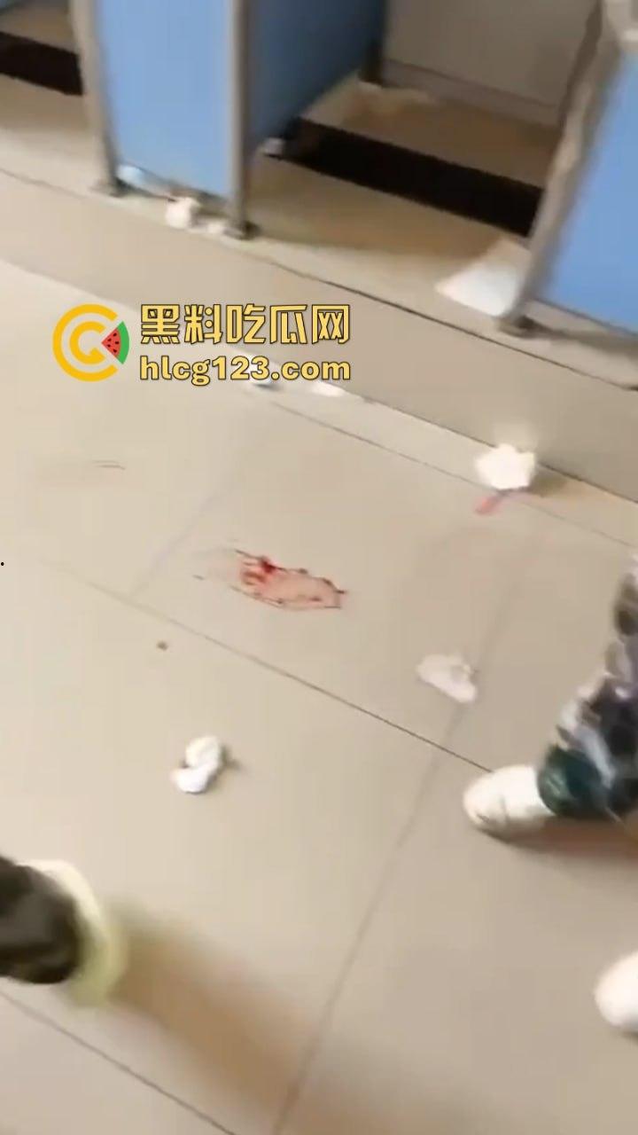 血腥慎入!令人发指在校女大学生突然在公厕临盆生孩子 又弃之不管! 第2张 血腥慎入!令人发指在校女大学生突然在公厕临盆生孩子 又弃之不管! 第2张