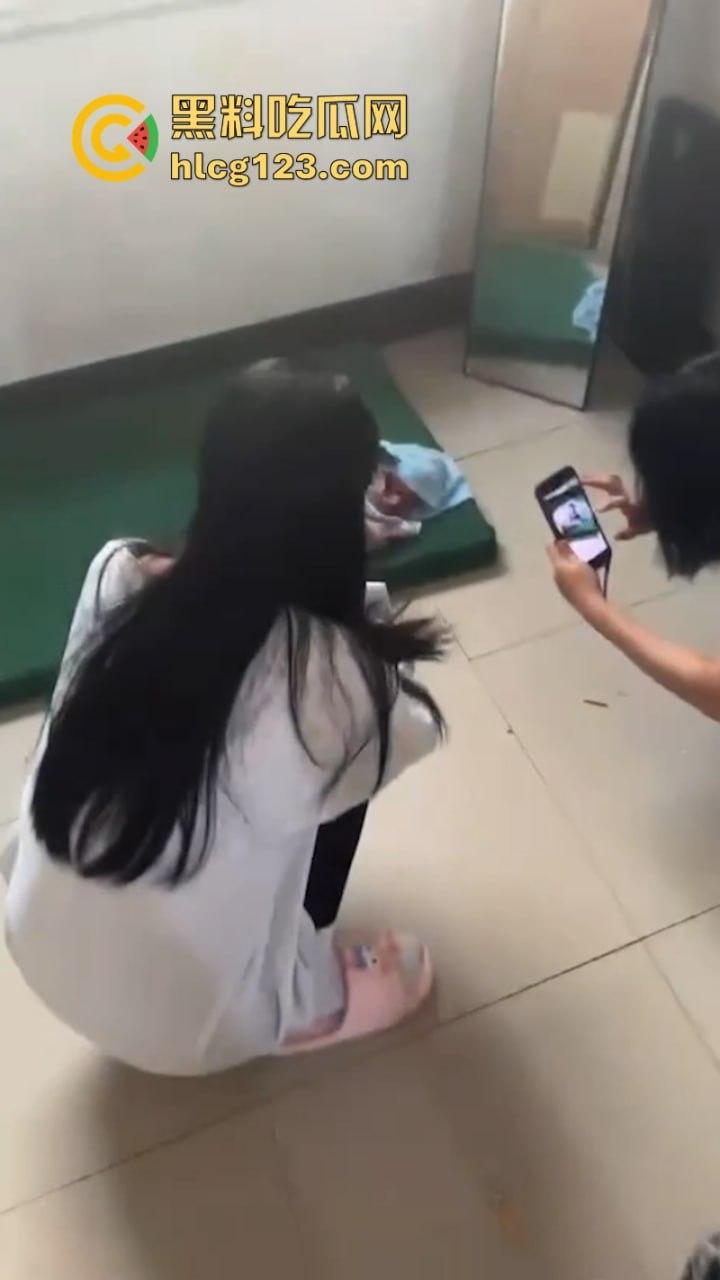 血腥慎入!令人发指在校女大学生突然在公厕临盆生孩子 又弃之不管! 第3张 血腥慎入!令人发指在校女大学生突然在公厕临盆生孩子 又弃之不管! 第3张