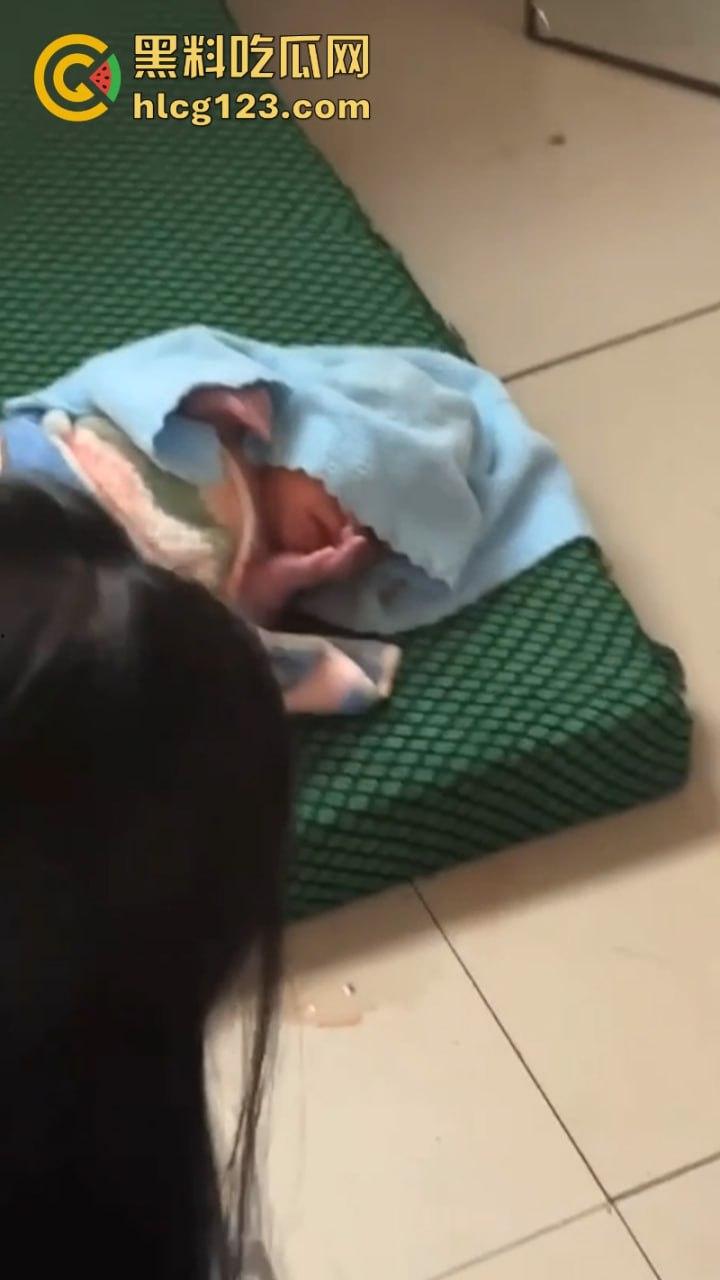 血腥慎入!令人发指在校女大学生突然在公厕临盆生孩子 又弃之不管! 第4张 血腥慎入!令人发指在校女大学生突然在公厕临盆生孩子 又弃之不管! 第4张