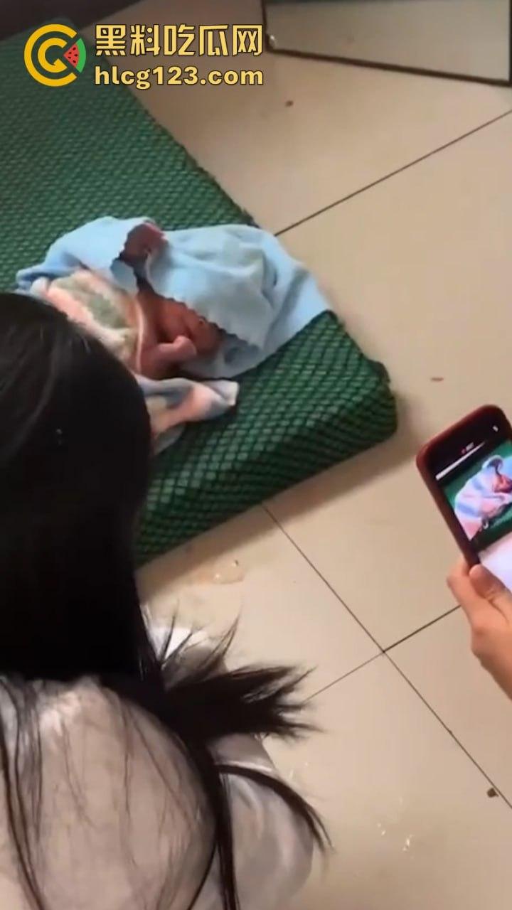 血腥慎入!令人发指在校女大学生突然在公厕临盆生孩子 又弃之不管! 第5张 血腥慎入!令人发指在校女大学生突然在公厕临盆生孩子 又弃之不管! 第5张