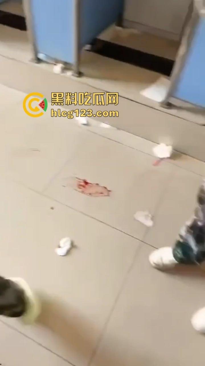 血腥慎入!令人发指在校女大学生突然在公厕临盆生孩子 又弃之不管! 第7张 血腥慎入!令人发指在校女大学生突然在公厕临盆生孩子 又弃之不管! 第7张