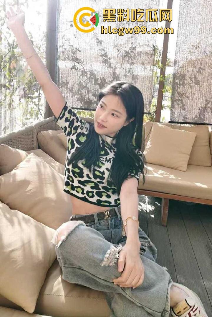 西安音乐学院艺术系学生妹【宋昕宸】汉服cos武媚娘服侍主人，让你感受帝王般的视觉冲击！  第1张