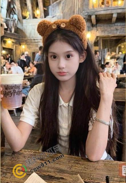 海角大神与妹妹乱伦新作：电梯里妹妹小吊带瑟睡衣诱人至极，使劲揉搓后入猛插，浪叫不停！  第2张