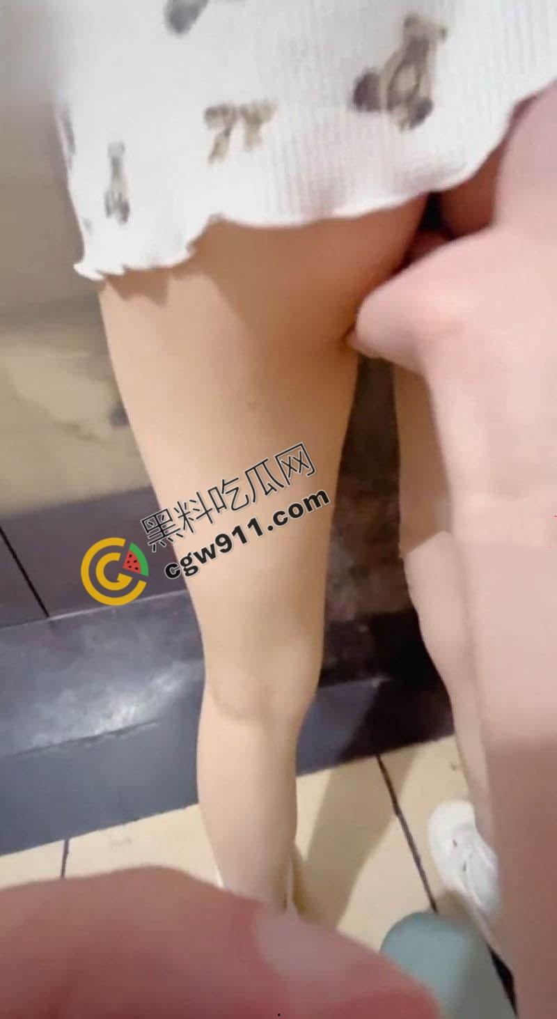 海角大神与妹妹乱伦新作：电梯里妹妹小吊带瑟睡衣诱人至极，使劲揉搓后入猛插，浪叫不停！  第4张