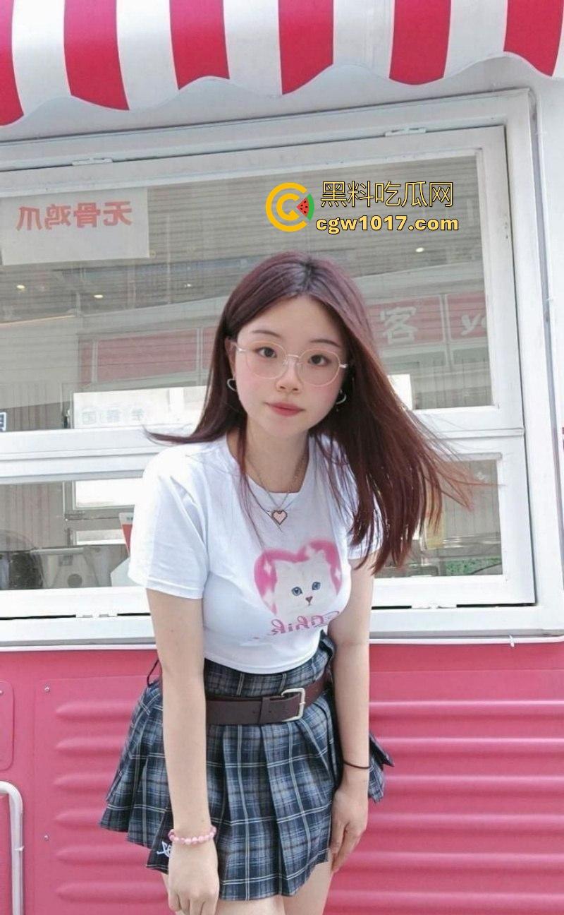 厦门大学清纯反差眼镜骚逼【刘洋】可爱下藏着巨乳,白嫩美乳与粉嫩蜜穴在镜头前尽显诱惑,女上骑乘榨取每一滴! 第1张 厦门大学清纯反差眼镜骚逼【刘洋】可爱下藏着巨乳,白嫩美乳与粉嫩蜜穴在镜头前尽显诱惑,女上骑乘榨取每一滴! 第1张