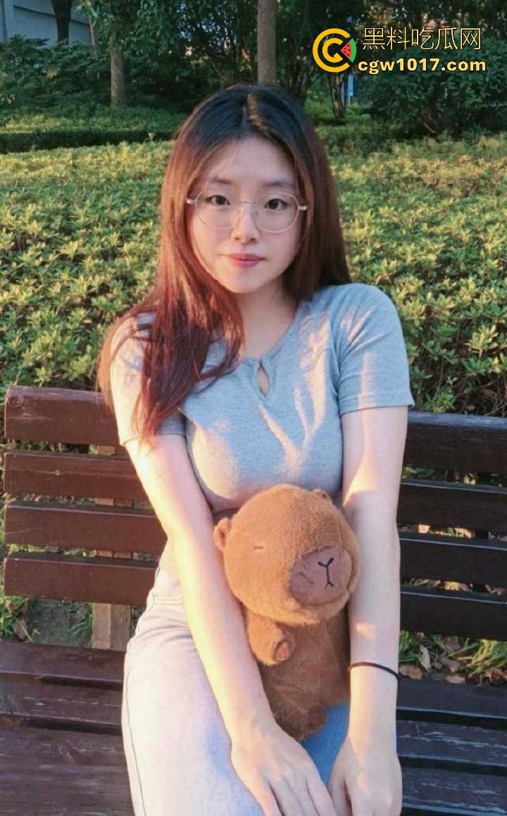 厦门大学清纯反差眼镜骚逼【刘洋】可爱下藏着巨乳,白嫩美乳与粉嫩蜜穴在镜头前尽显诱惑,女上骑乘榨取每一滴! 第2张 厦门大学清纯反差眼镜骚逼【刘洋】可爱下藏着巨乳,白嫩美乳与粉嫩蜜穴在镜头前尽显诱惑,女上骑乘榨取每一滴! 第2张