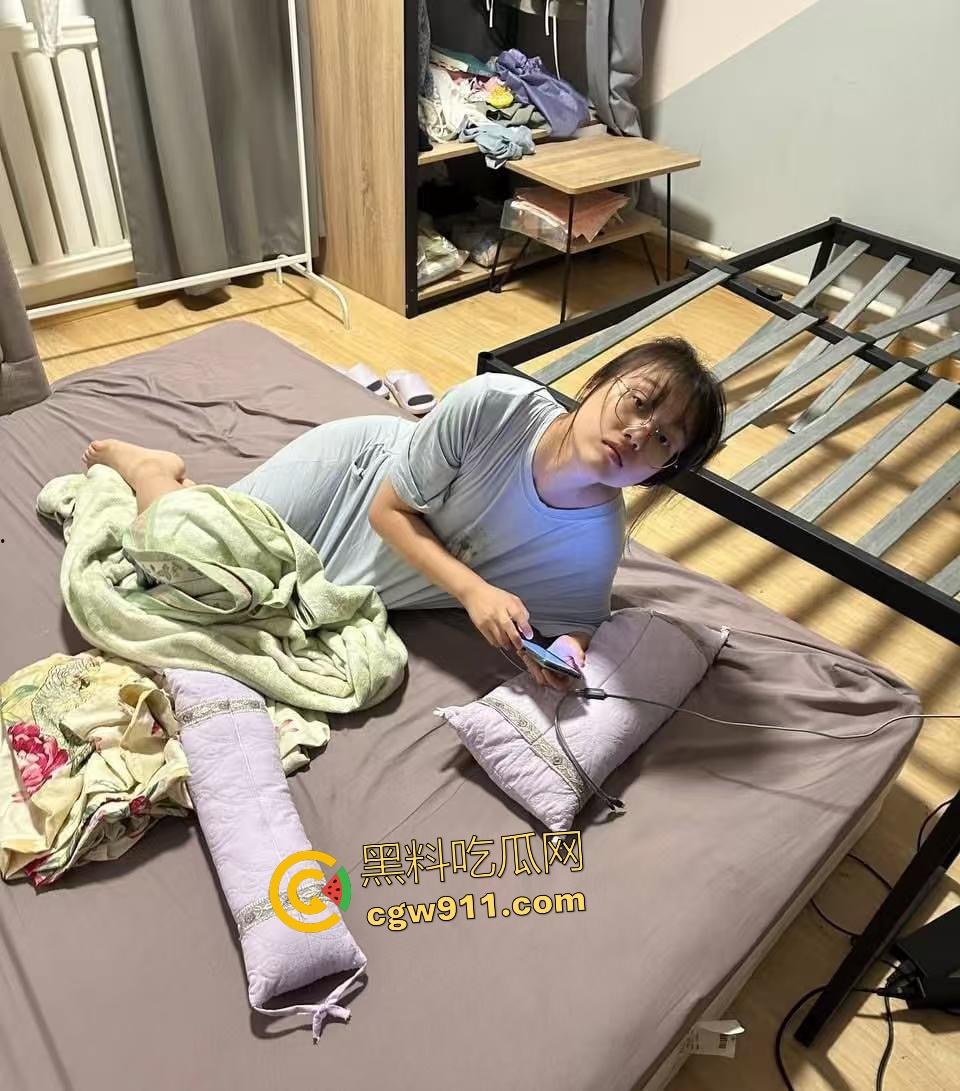 贵州小情侣出租屋偷爽,捆绑情趣衣搞得女孩想起身却被按,最后只能臣服大鸡巴! 第1张 贵州小情侣出租屋偷爽,捆绑情趣衣搞得女孩想起身却被按,最后只能臣服大鸡巴! 第1张