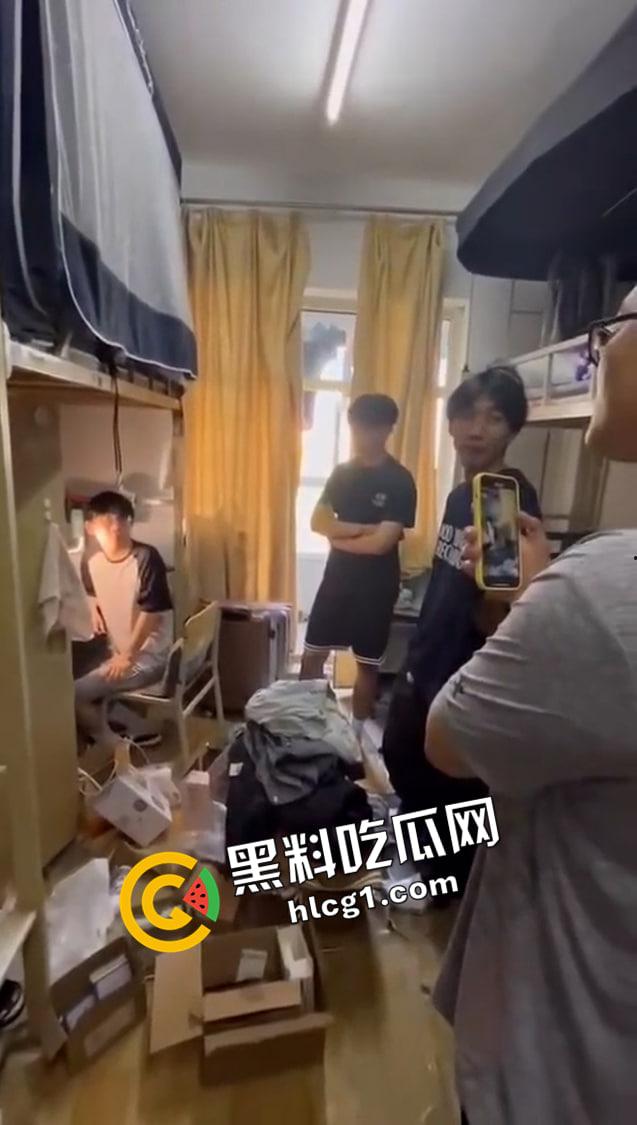 大连外国语大学逆天男同!楼道露出 洗衣间偷体育生原味 发在推特被人发现 现场对峙 变态要挨打了 第6张 大连外国语大学逆天男同!楼道露出 洗衣间偷体育生原味 发在推特被人发现 现场对峙 变态要挨打了 第6张