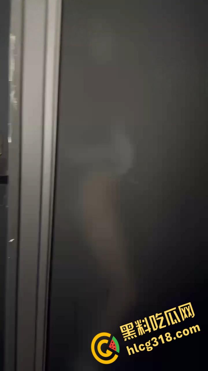 年轻人玩的就是刺激，酒吧厕所里野战，透视门映射出白嫩的酮体，做爱的轮廓有着朦胧的美感 !  第1张