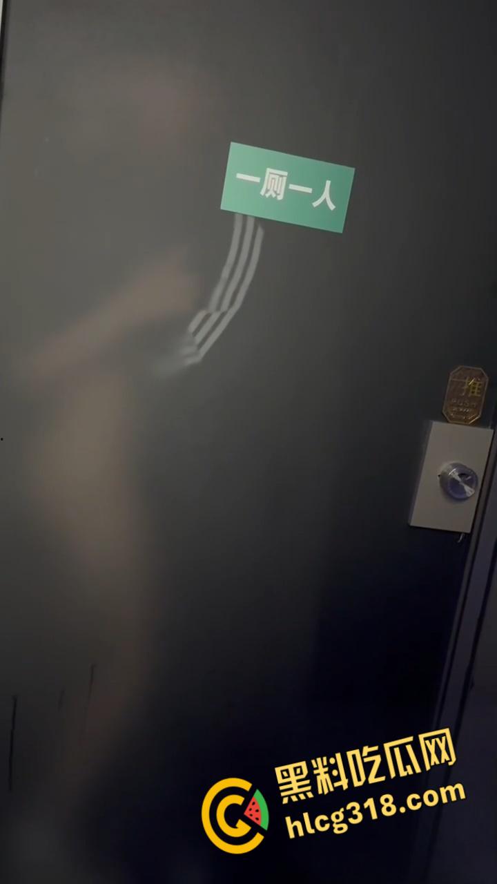 年轻人玩的就是刺激，酒吧厕所里野战，透视门映射出白嫩的酮体，做爱的轮廓有着朦胧的美感 !  第2张