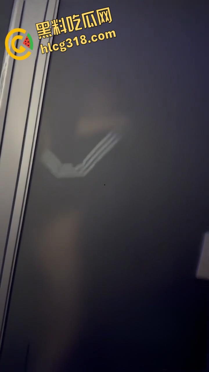 年轻人玩的就是刺激，酒吧厕所里野战，透视门映射出白嫩的酮体，做爱的轮廓有着朦胧的美感 !  第3张