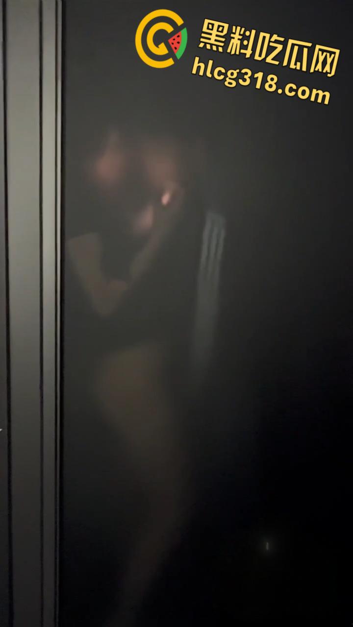 年轻人玩的就是刺激，酒吧厕所里野战，透视门映射出白嫩的酮体，做爱的轮廓有着朦胧的美感 !  第5张