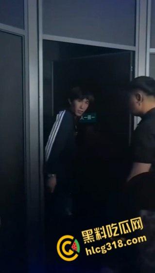 年轻人玩的就是刺激，酒吧厕所里野战，透视门映射出白嫩的酮体，做爱的轮廓有着朦胧的美感 !  第6张