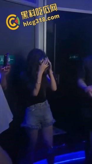 年轻人玩的就是刺激，酒吧厕所里野战，透视门映射出白嫩的酮体，做爱的轮廓有着朦胧的美感 !  第7张