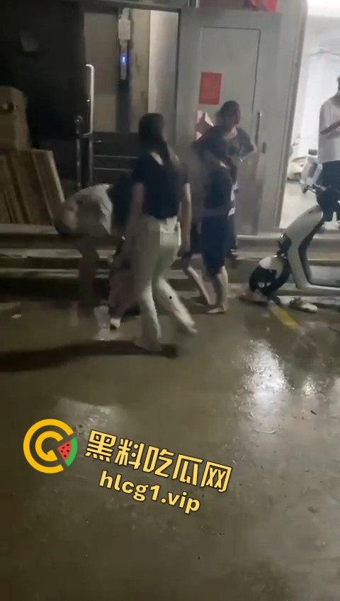 精神小妹上演清凉群架大戏！互扯头发大打出手，场面堪比热血高校！  第1张