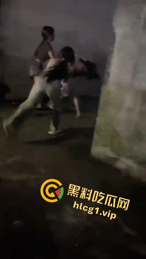 精神小妹上演清凉群架大戏！互扯头发大打出手，场面堪比热血高校！  第2张
