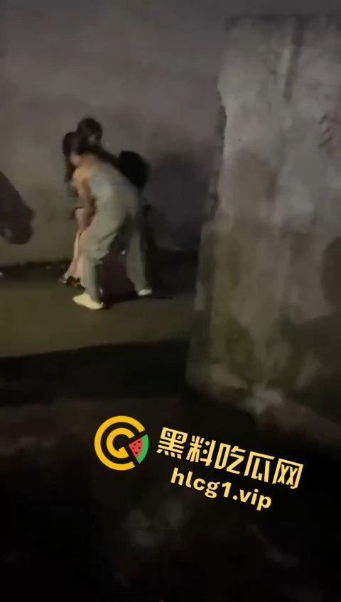 精神小妹上演清凉群架大戏！互扯头发大打出手，场面堪比热血高校！  第4张