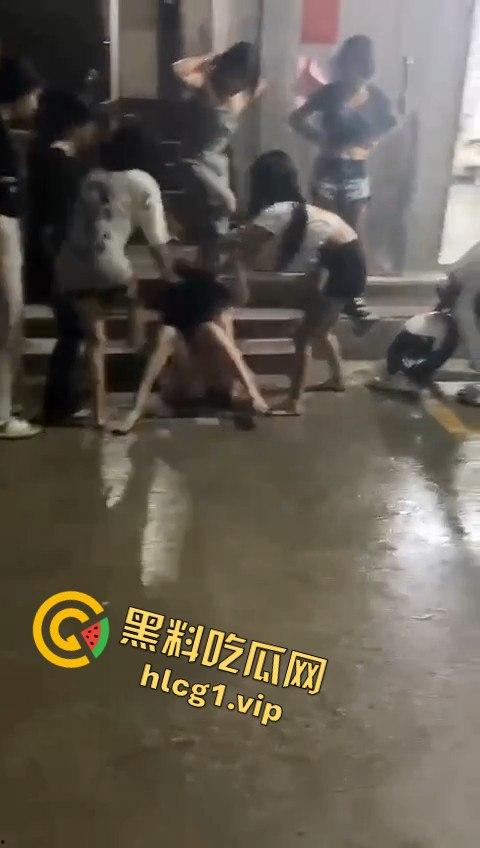 精神小妹上演清凉群架大戏！互扯头发大打出手，场面堪比热血高校！  第5张